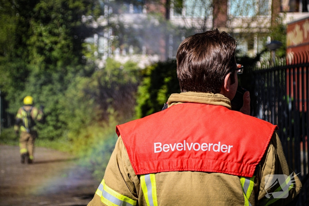 Brand in coniferenheg zorgt voor flinke rookontwikkeling