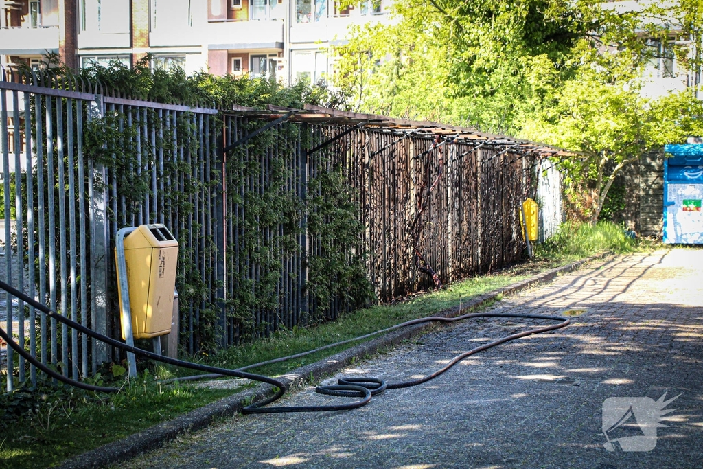 Brand in coniferenheg zorgt voor flinke rookontwikkeling