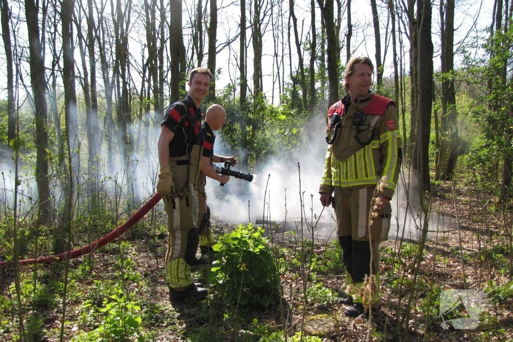 Brandweer bestrijdt brand in natuurgebied