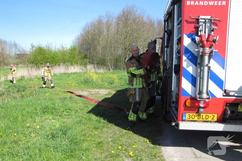 Brandweer bestrijdt brand in natuurgebied