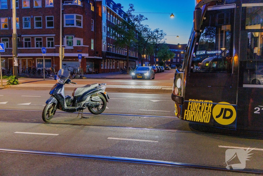 Scooter botst op tram na vreemd gedrag bestuurder