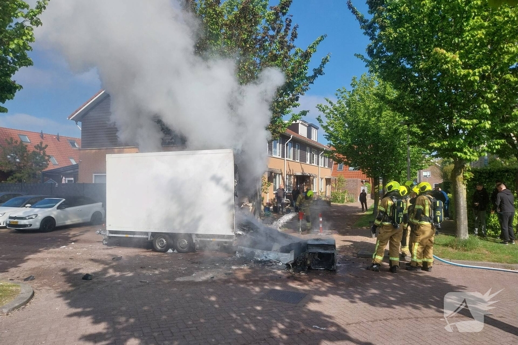 Brand in aanhangwagen snel onder controle