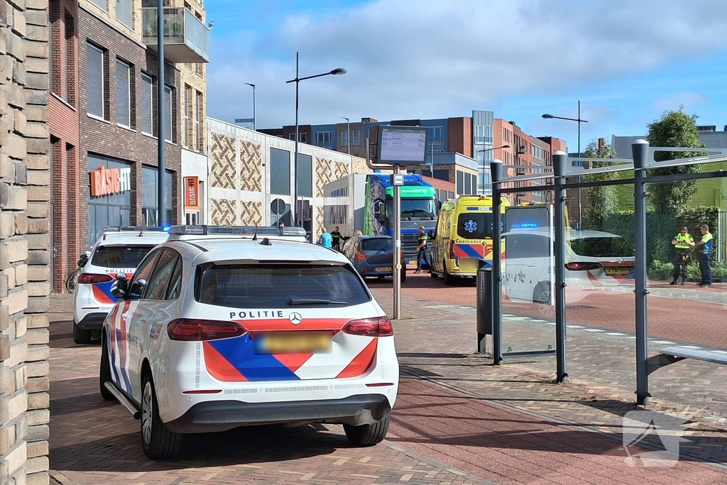 Traumahelikopter ingezet bij beknelling persoon onder vrachtwagen