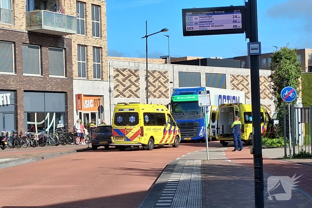 Traumahelikopter ingezet bij beknelling persoon onder vrachtwagen