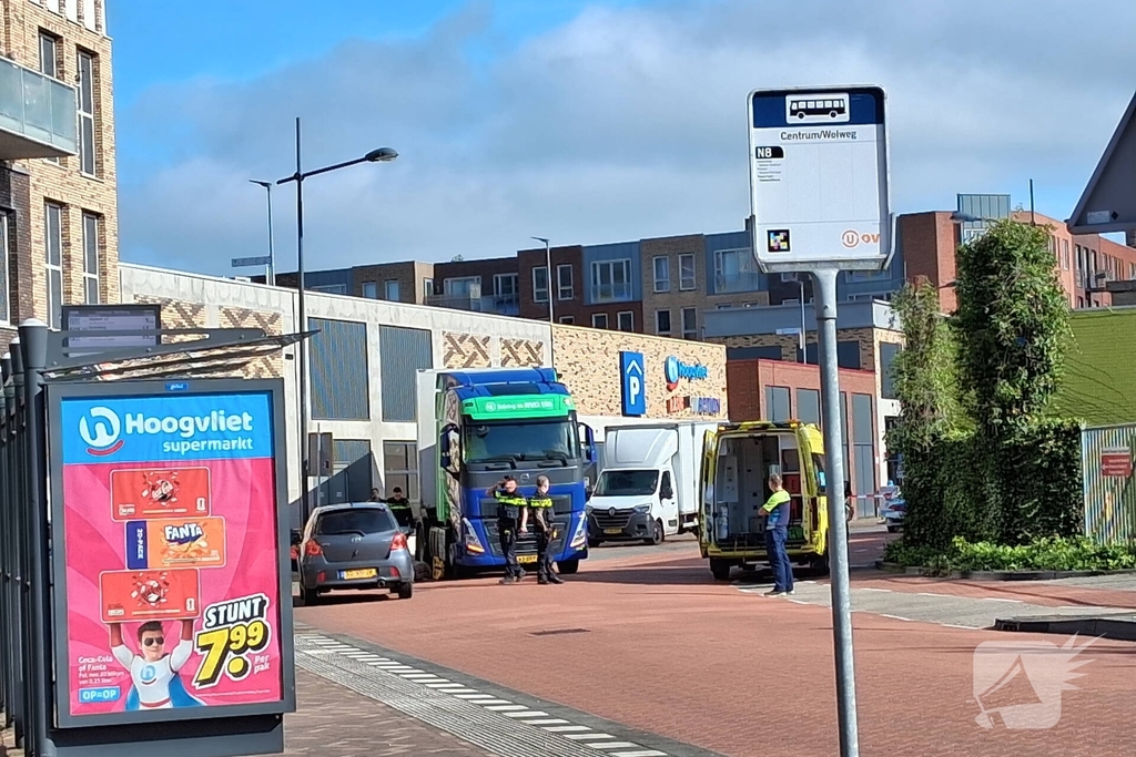 Traumahelikopter ingezet bij beknelling persoon onder vrachtwagen
