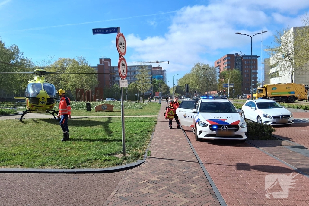 Traumahelikopter ingezet bij beknelling persoon onder vrachtwagen