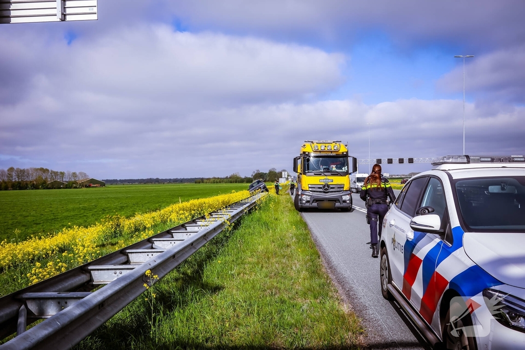 Automobilist raakt van de weg en komt tot stilstand op vangrail