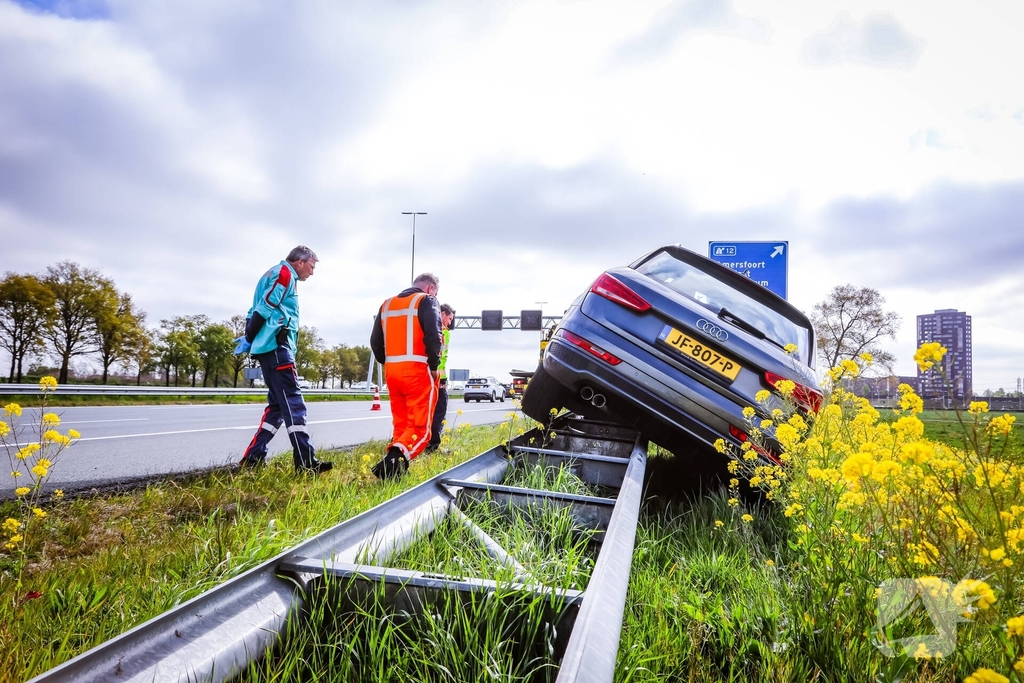 Automobilist raakt van de weg en komt tot stilstand op vangrail