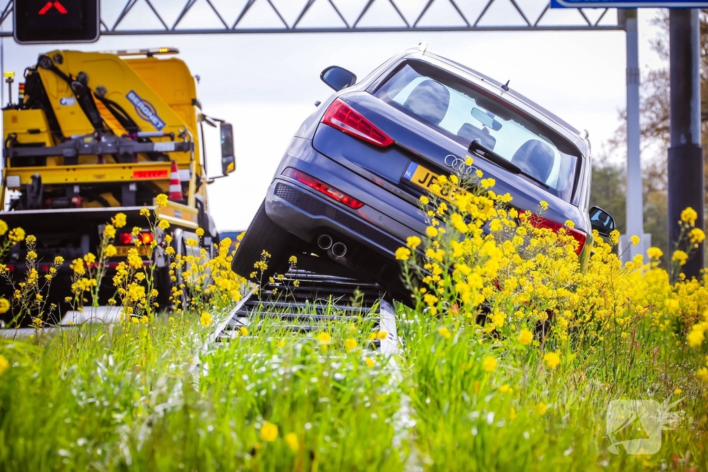 Automobilist raakt van de weg en komt tot stilstand op vangrail