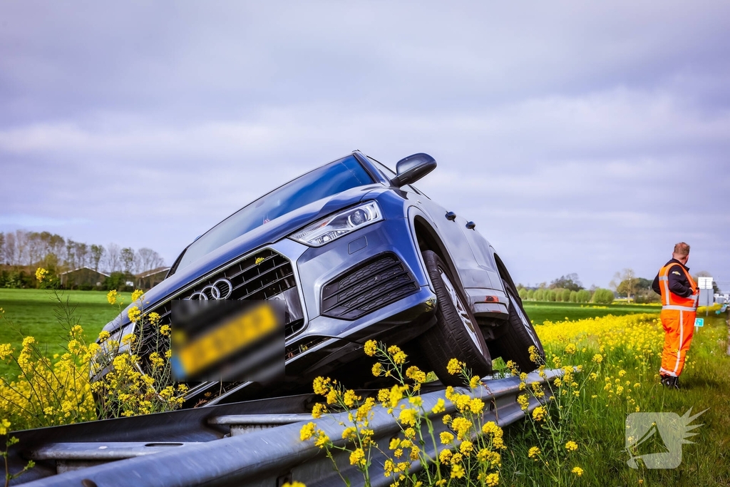 Automobilist raakt van de weg en komt tot stilstand op vangrail