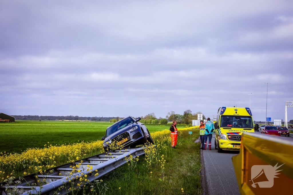 Automobilist raakt van de weg en komt tot stilstand op vangrail