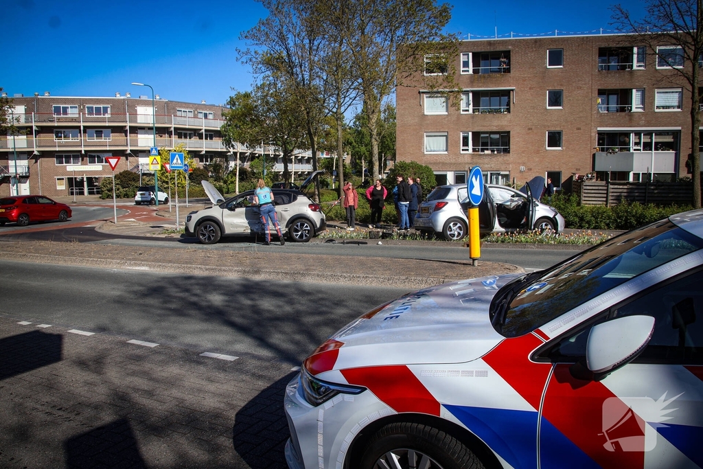 Bizar ongeval op rotonde leidt tot ziekenhuisopname