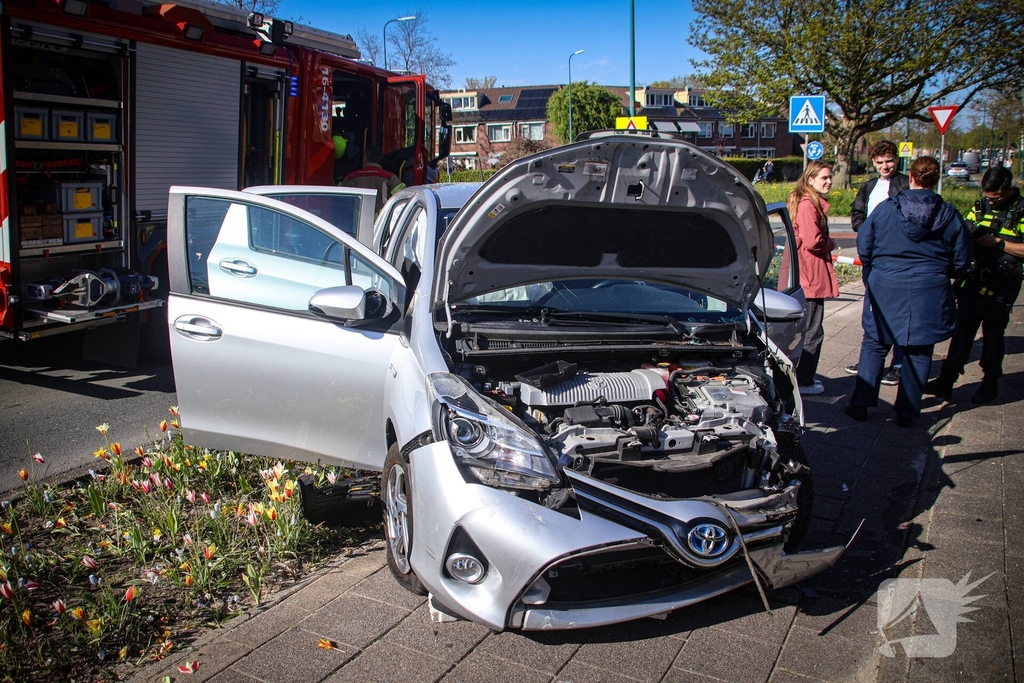 Bizar ongeval op rotonde leidt tot ziekenhuisopname
