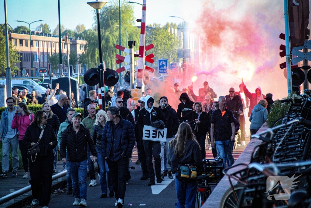 Vuurwerk tijdens anti-azc demonstratie