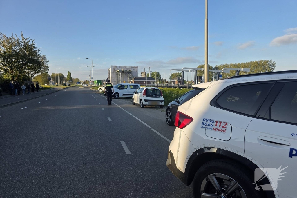 Auto botst op geparkeerde voertuigen