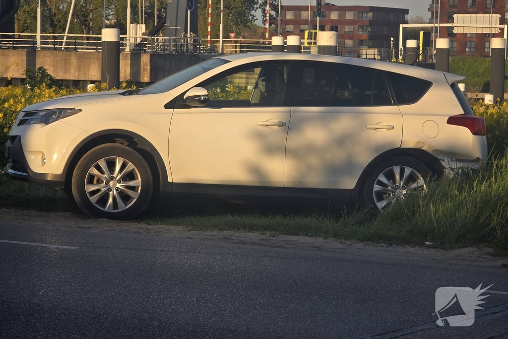 Auto botst op geparkeerde voertuigen