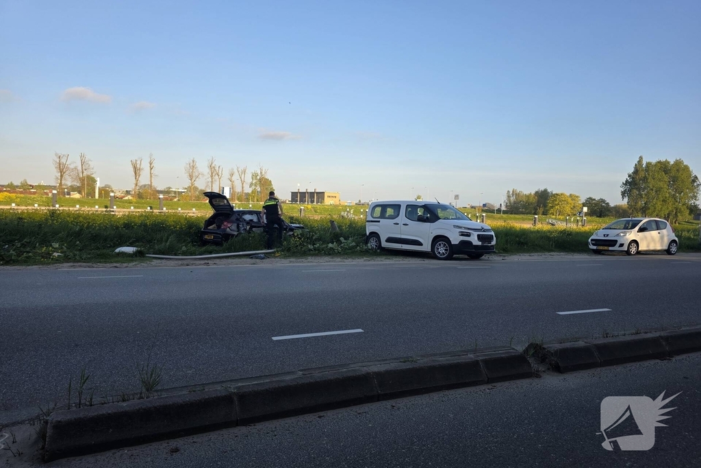 Auto botst op geparkeerde voertuigen