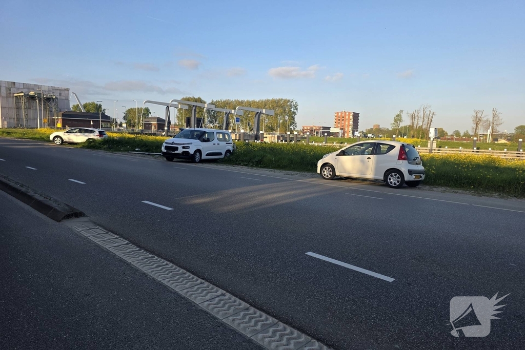 Auto botst op geparkeerde voertuigen