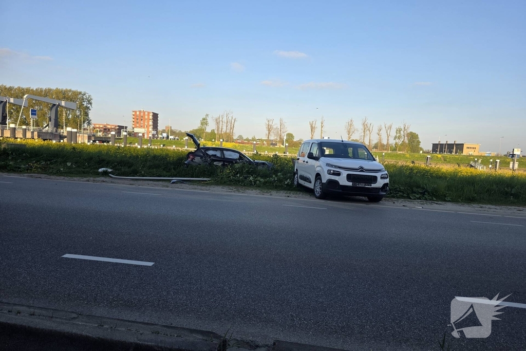 Auto botst op geparkeerde voertuigen