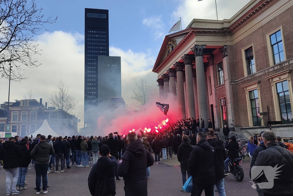 Supporters van sc Cambuur lopen corteo