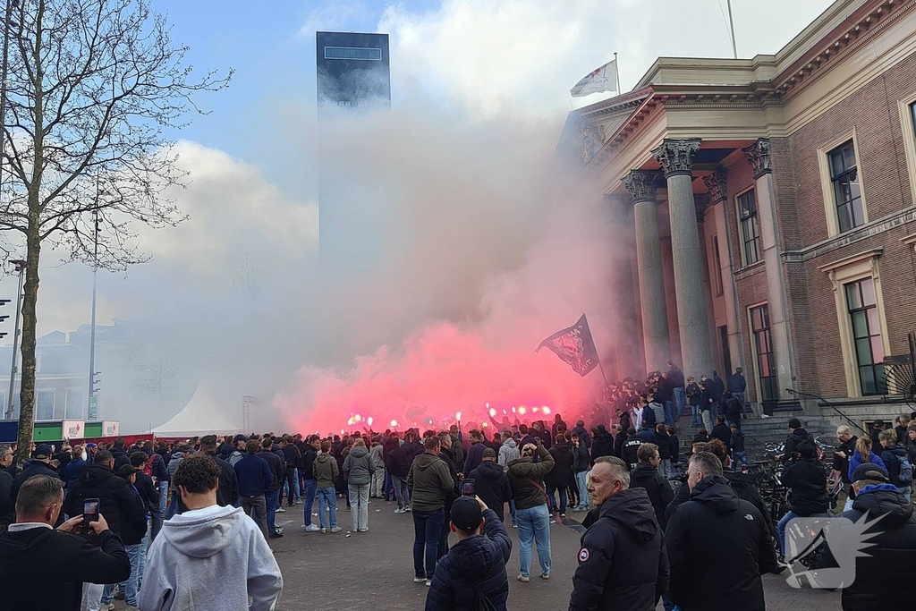 Supporters van sc Cambuur lopen corteo
