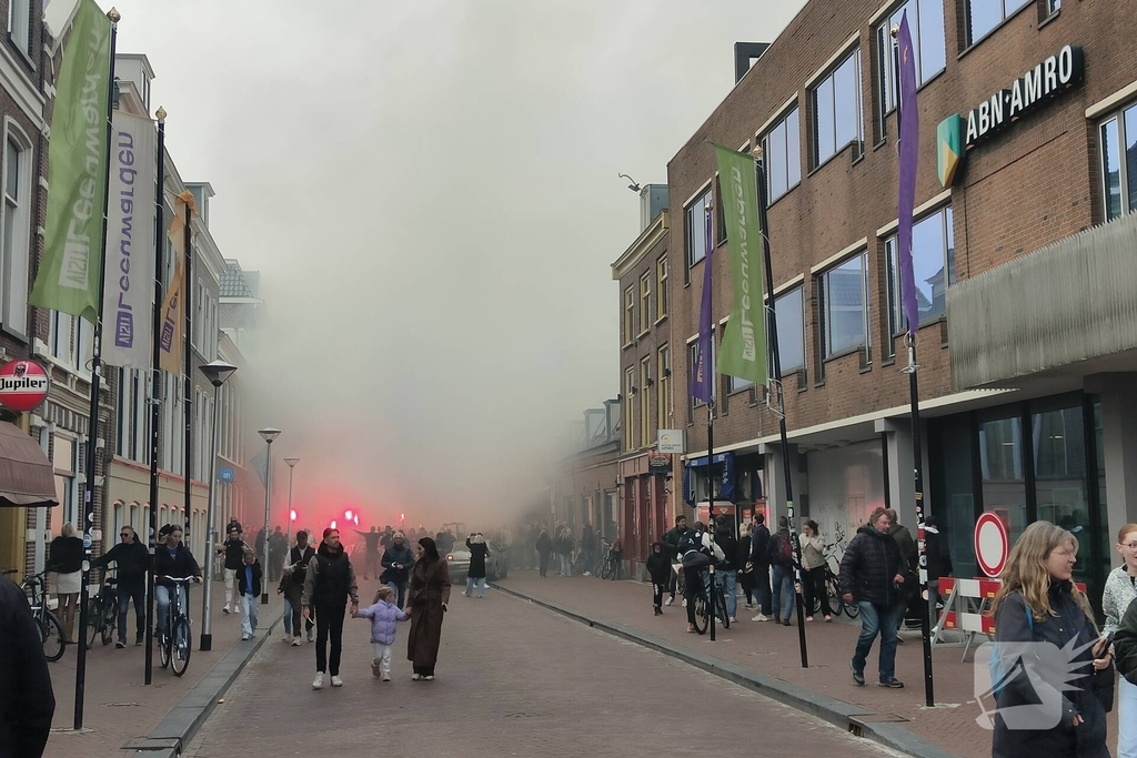 Supporters van sc Cambuur lopen corteo