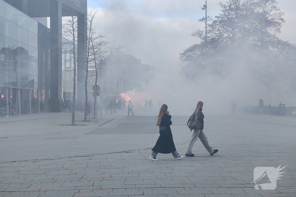 Supporters van sc Cambuur lopen corteo