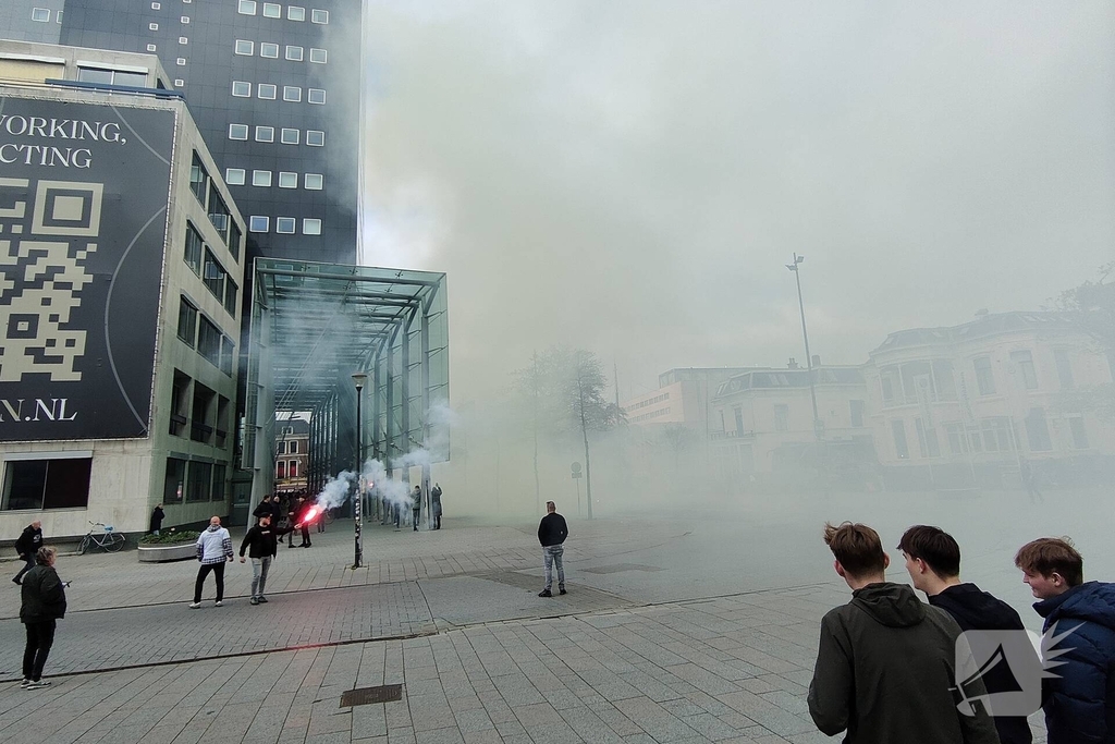 Supporters van sc Cambuur lopen corteo