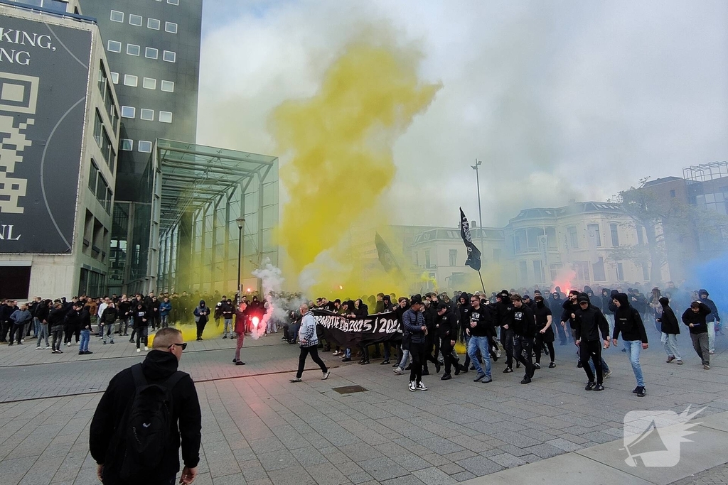 Supporters van sc Cambuur lopen corteo