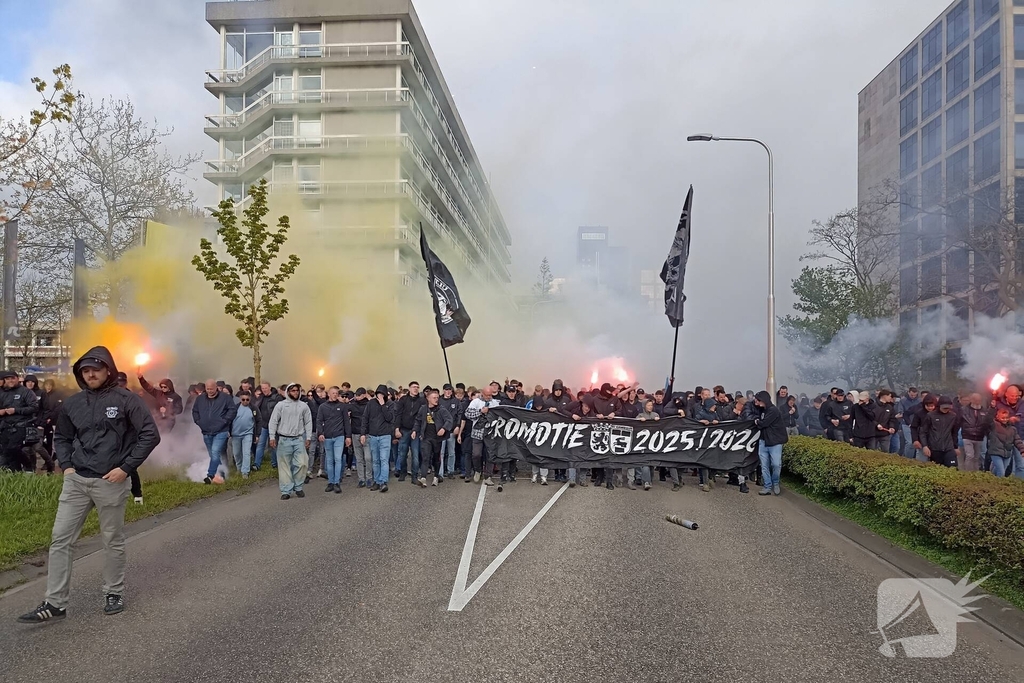 Supporters van sc Cambuur lopen corteo