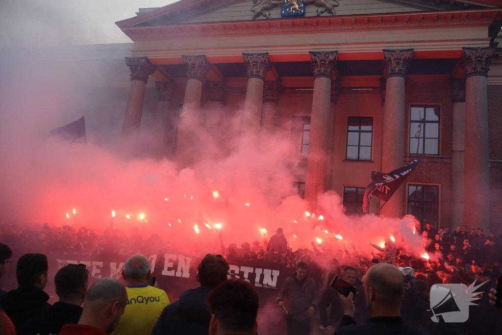 Supporters van sc Cambuur lopen corteo