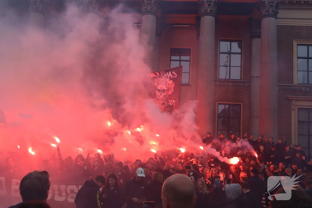 Supporters van sc Cambuur lopen corteo