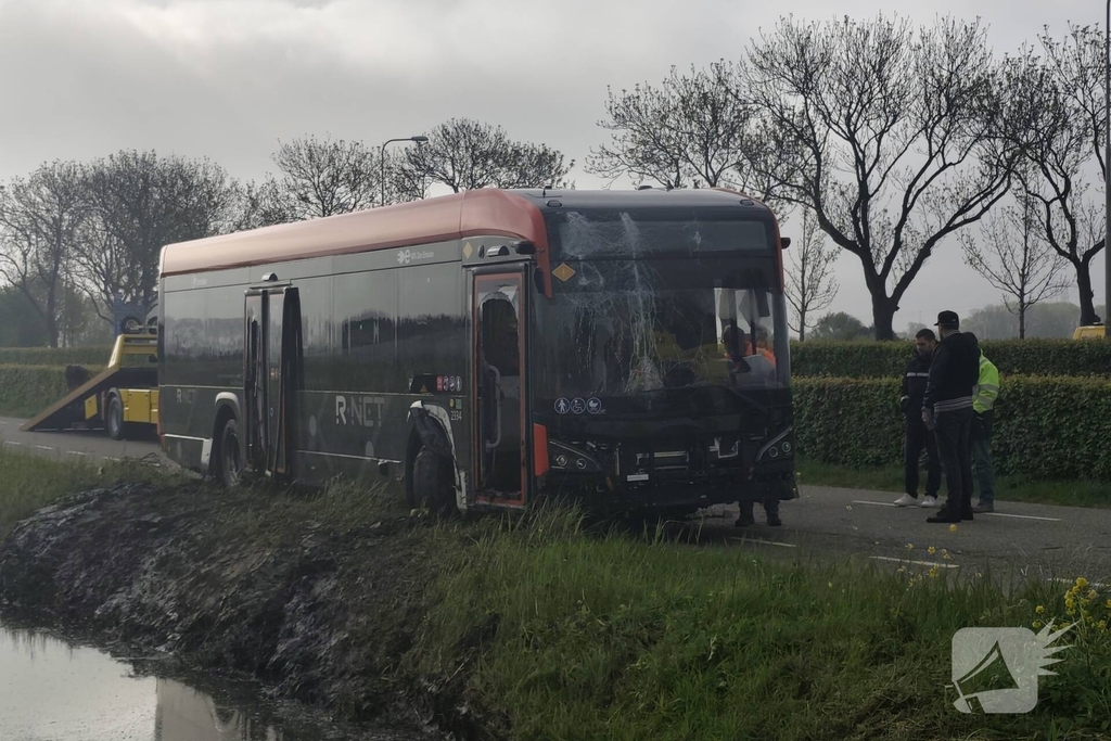 Lijnbus belandt in sloot na onwelwording