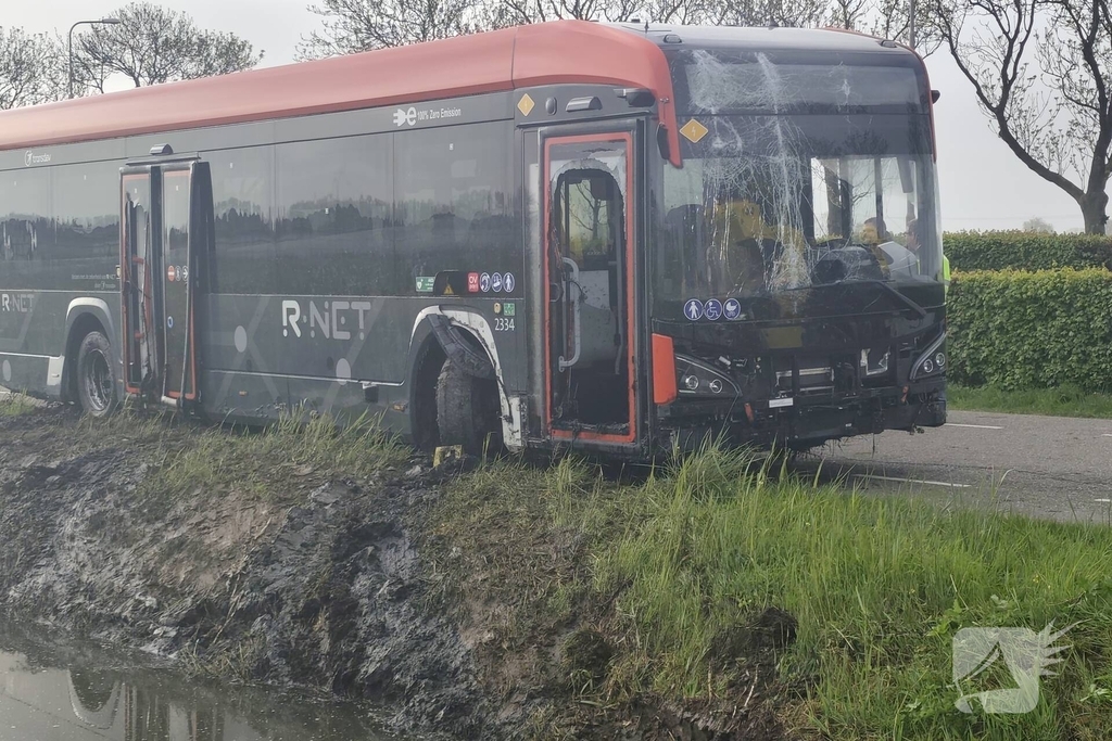 Lijnbus belandt in sloot na onwelwording