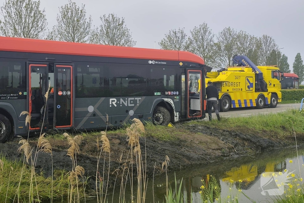 Lijnbus belandt in sloot na onwelwording