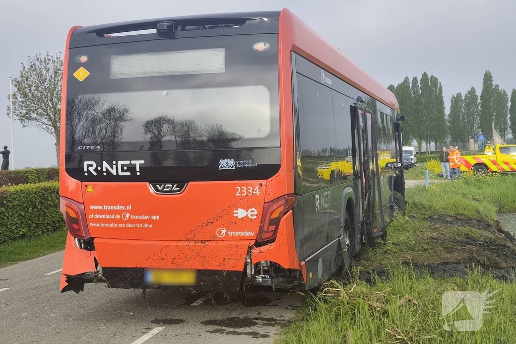 Lijnbus belandt in sloot na onwelwording