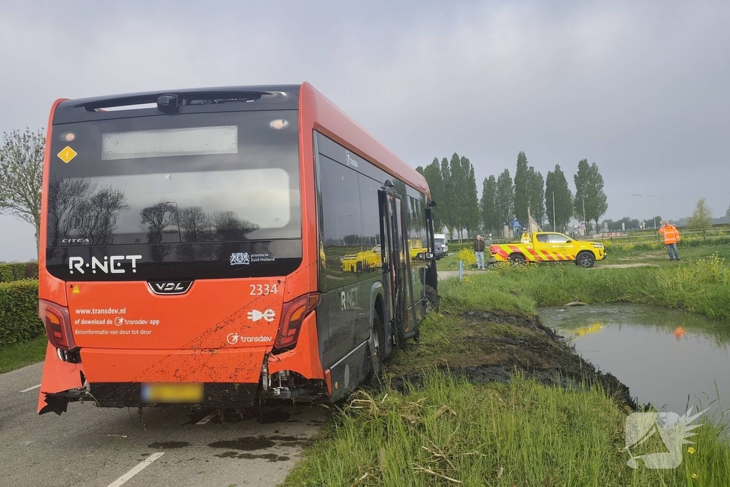 Lijnbus belandt in sloot na onwelwording
