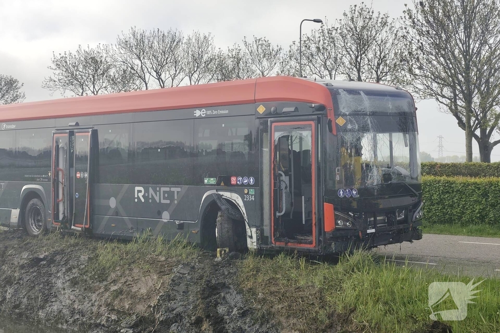 Lijnbus belandt in sloot na onwelwording