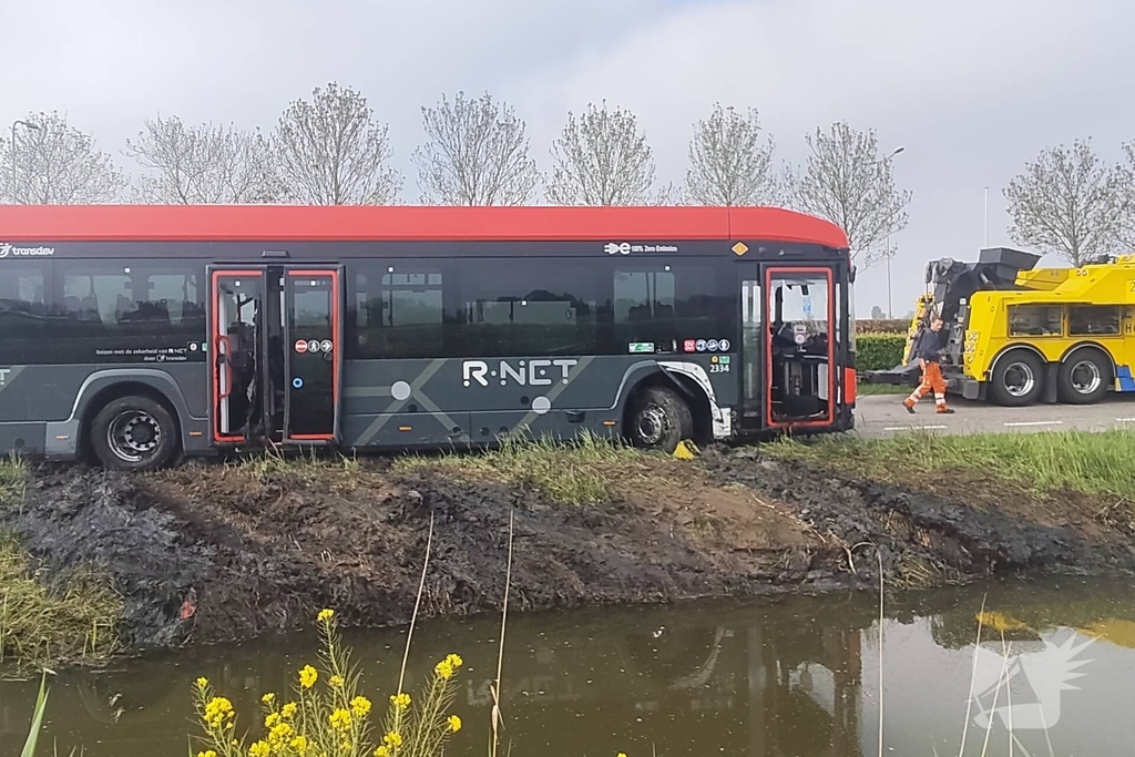 Lijnbus belandt in sloot na onwelwording