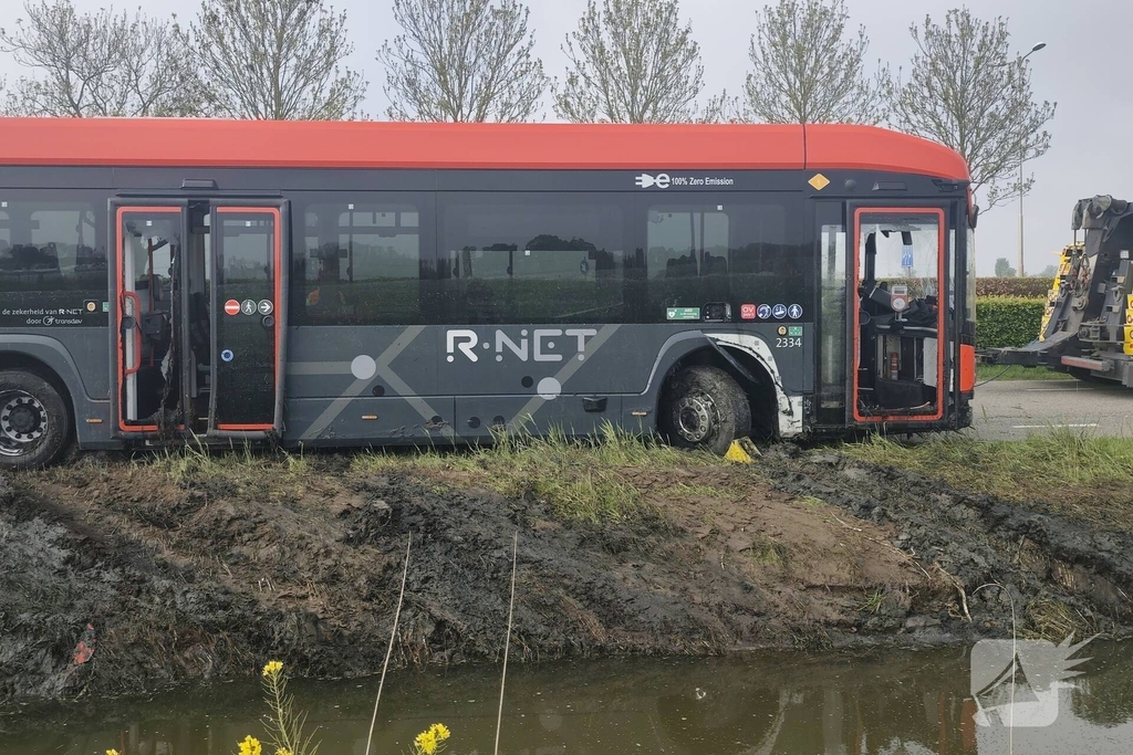 Lijnbus belandt in sloot na onwelwording