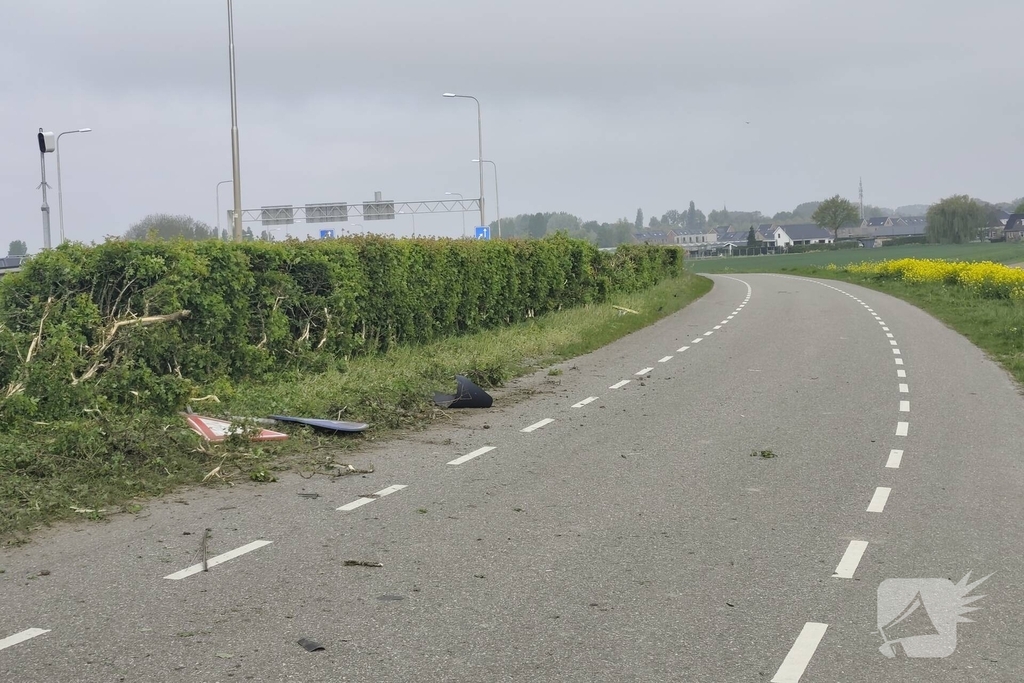 Lijnbus belandt in sloot na onwelwording