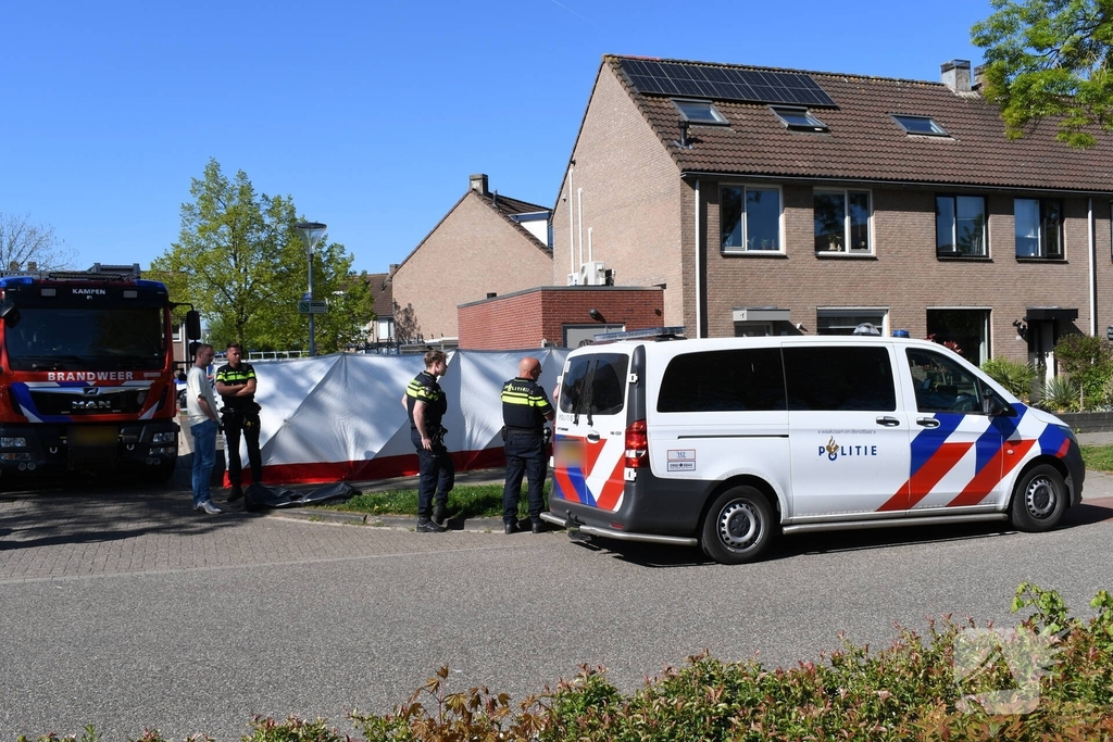 Overleden persoon aangetroffen in voertuig