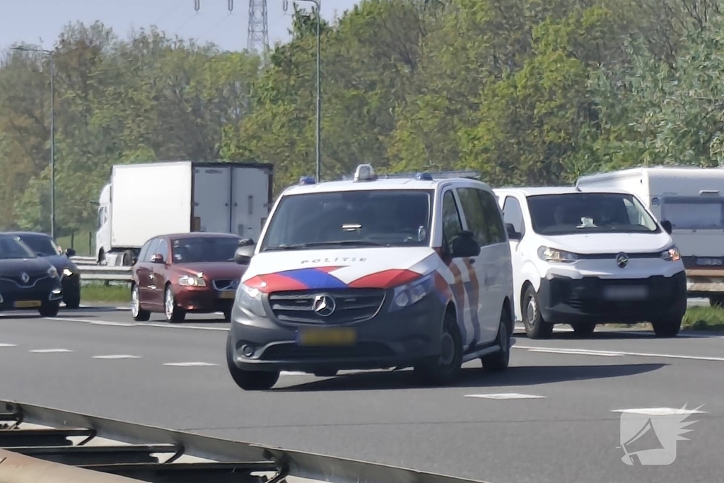 Taxi botst op voorganger op snelweg