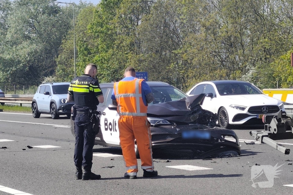 Taxi botst op voorganger op snelweg