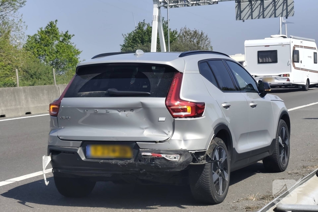 Taxi botst op voorganger op snelweg