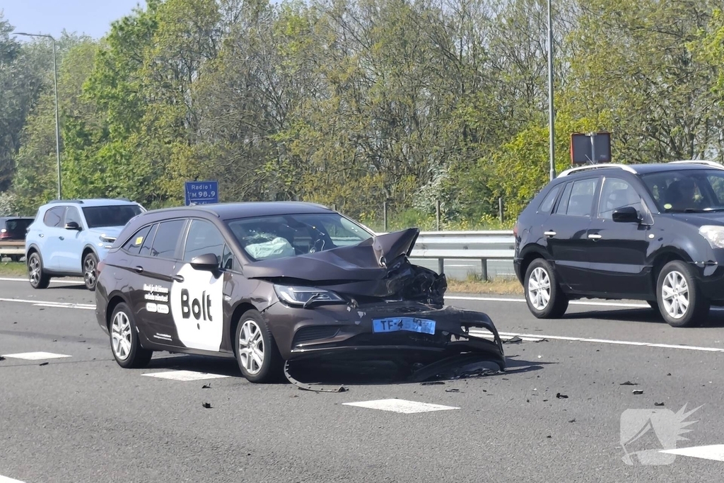 Taxi botst op voorganger op snelweg
