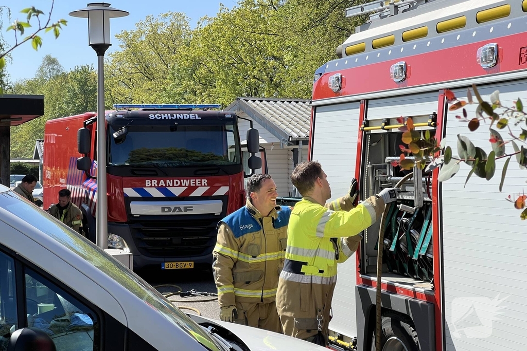Brand door barbecue onder overkapping