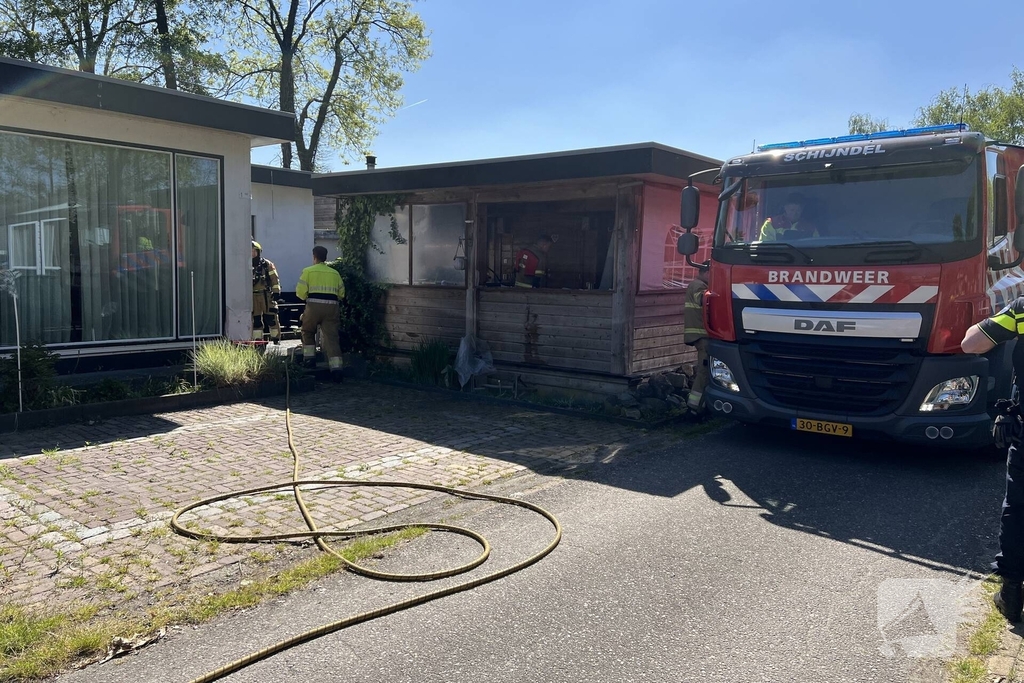 Brand door barbecue onder overkapping