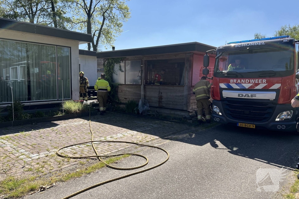 Brand door barbecue onder overkapping