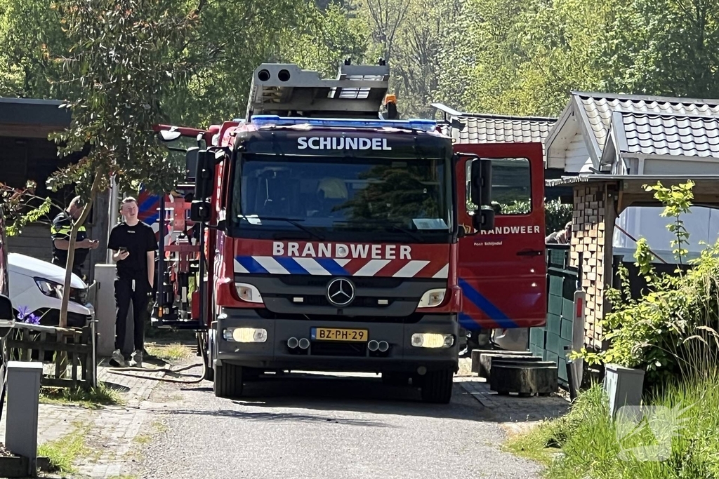 Brand door barbecue onder overkapping